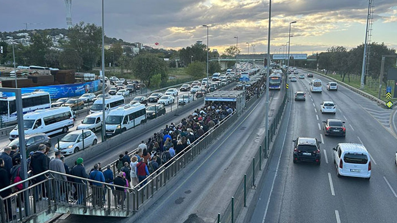 Metrobüs'ün Yenibosna durağında 75 gün sürecek çalışma başlıyor