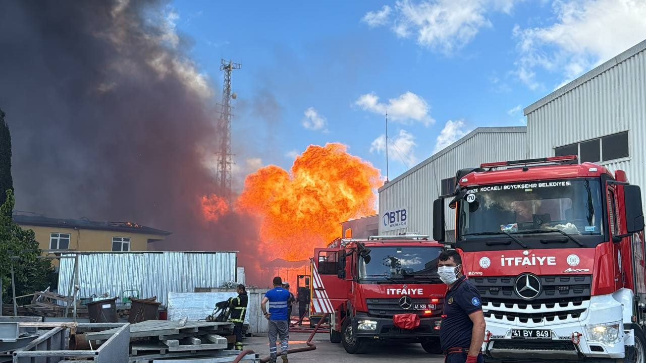 SON DAKİKA: Kocaeli Gebze'de boya fabrikasında yangın