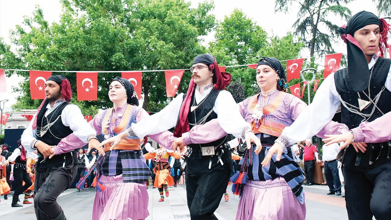 Trabzon Kültür Yolu Festivali 100 horon gösterisiyle başladı