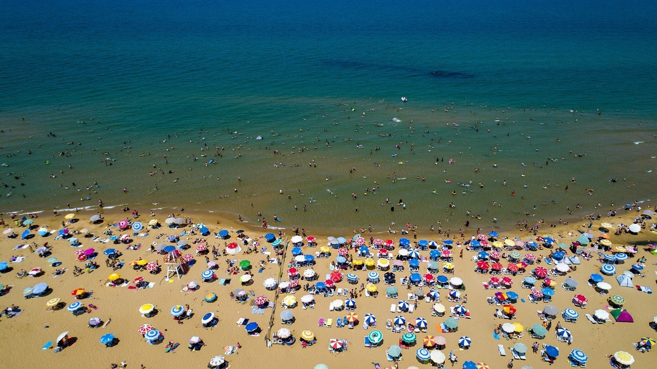 Halk plajları doldu, 'beach'lerde şezlonglar boş kaldı