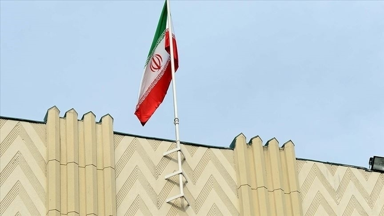 İran: İsrail'in Lübnan'a saldırması yıkıcı savaşın başlaması demek