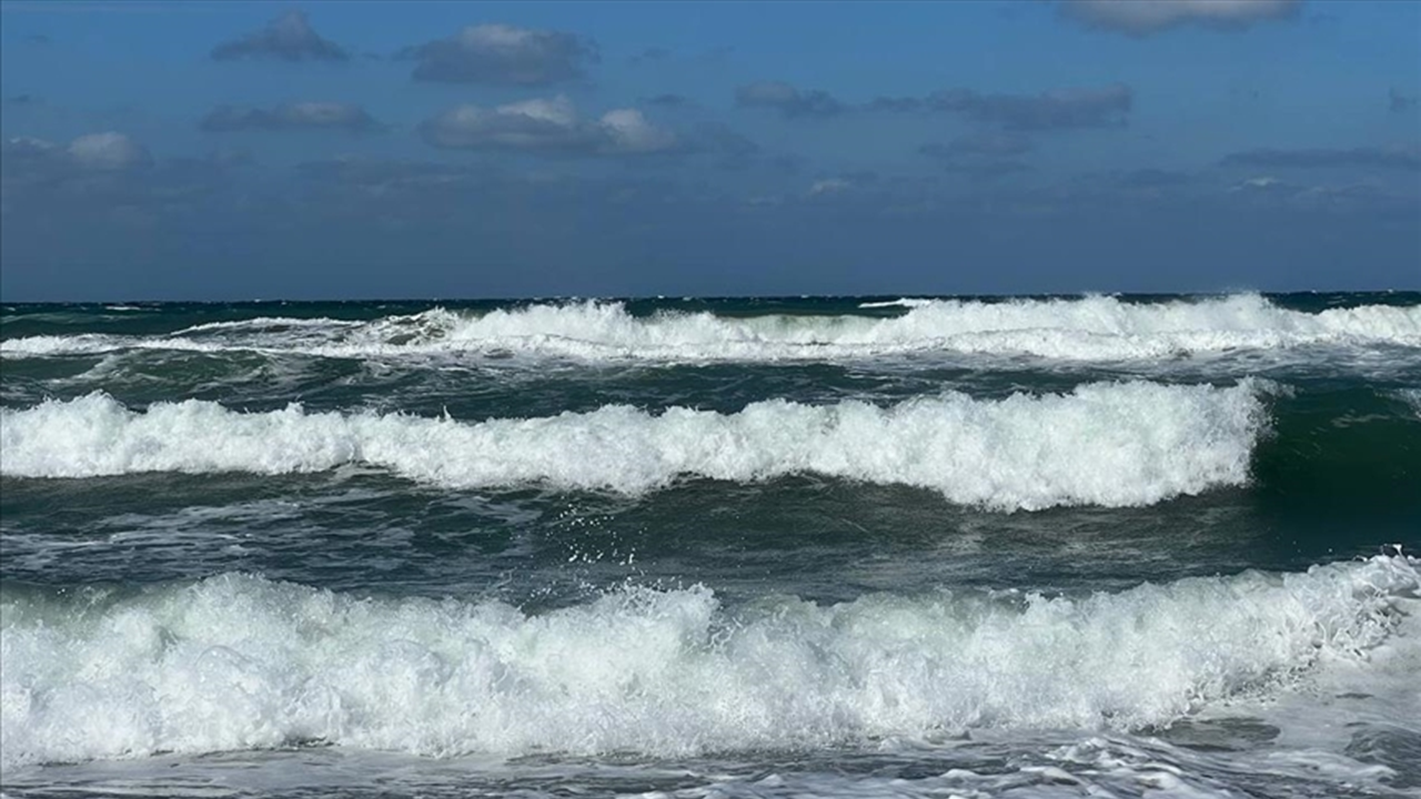 Samsun'da olumsuz hava şartları denizde tehlike yaratıyor