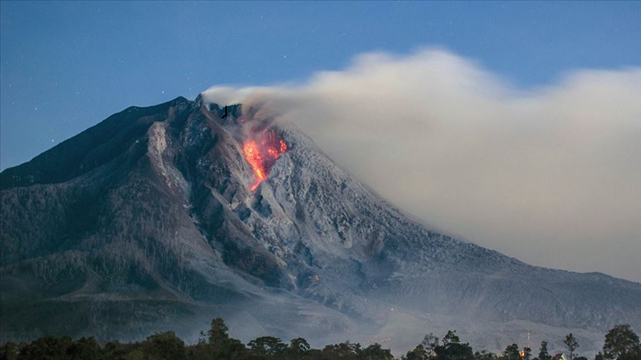 Endonezya'daki yanardağda bir günde 2 patlama