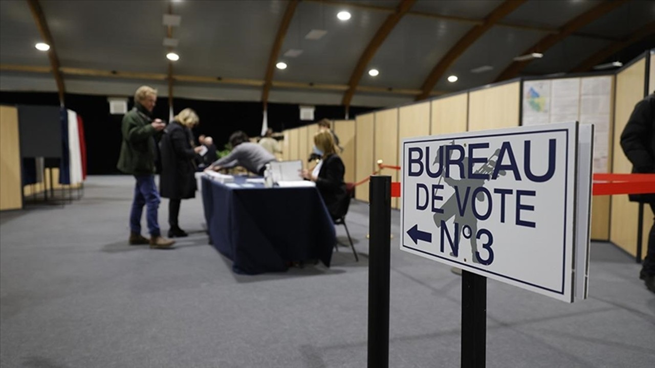 Fransa'da erken seçim: Oy verme işlemi başladı