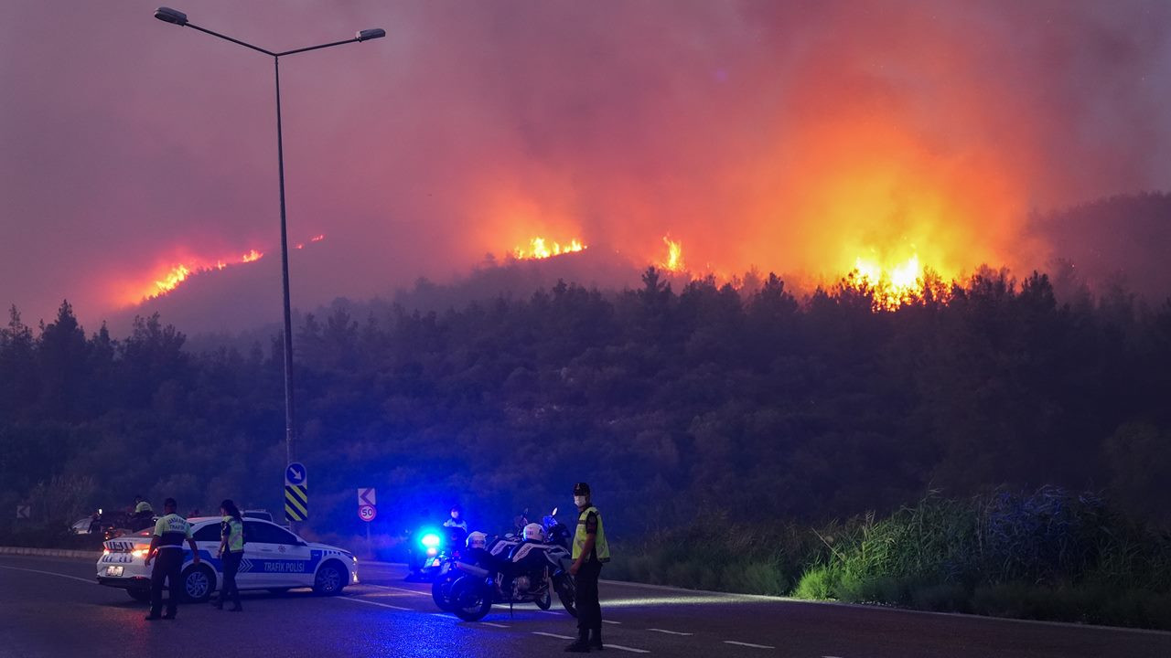 SON DAKİKA... İzmir, Çanakkale ve Aydın'da yangınlar! Alevlerle karada ve havadan mücadele