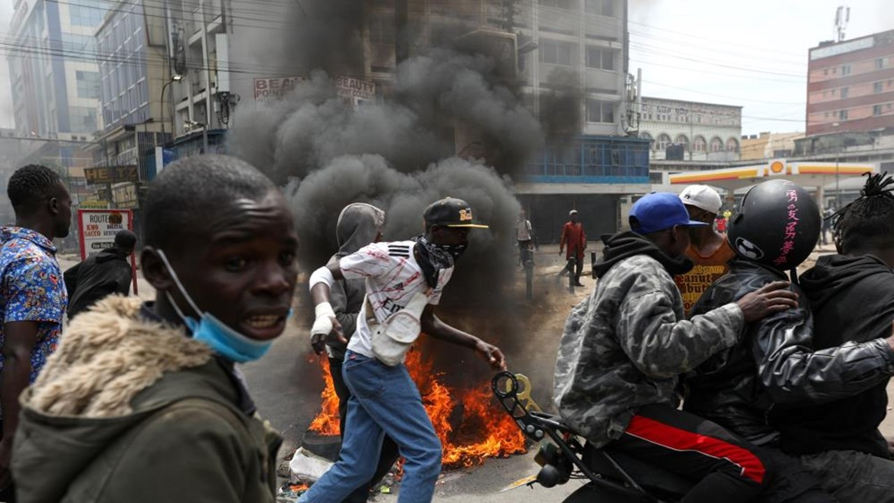 'Vergi artışı' protestolarında 39 kişi öldü: Göstericiler, araçları ateşe verdi