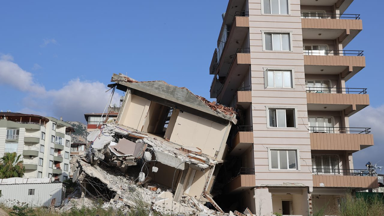 Hatay'da çürük bina yıkıldı, az hasarlı binaya zarar verdi