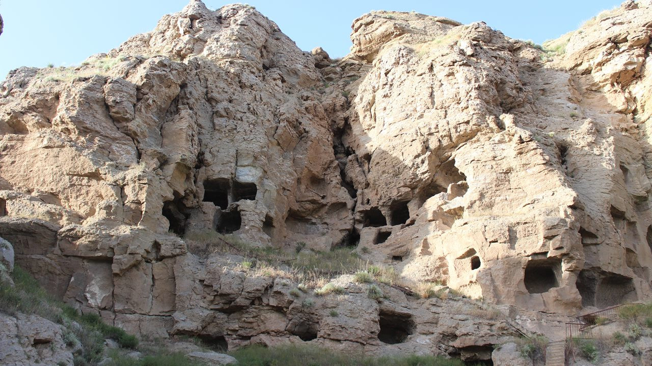 Sivas'taki 4 bin yıllık 'apartman' bakımsız haliyle dikkat çekiyor