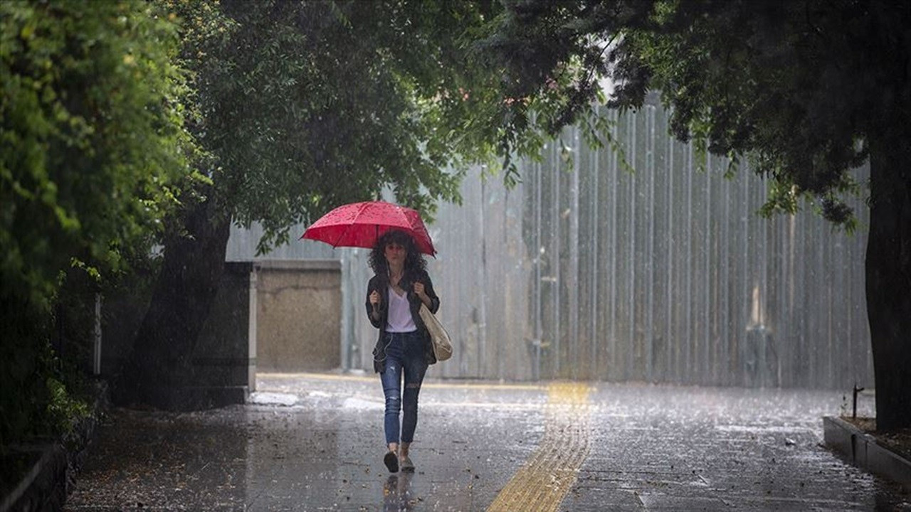 Meteoroloji sarı kodlu uyarı ve saat vermişti! İstanbul kuvvetli sağanak yağışın etkisi altında