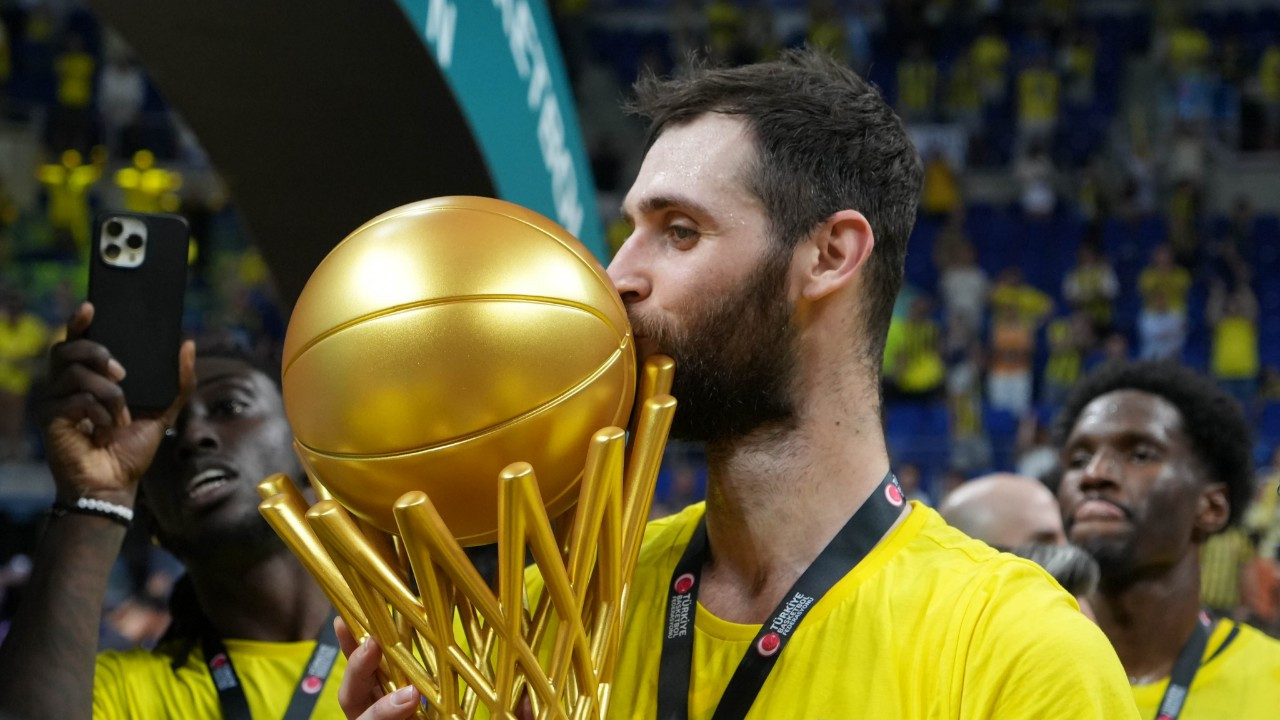 Fenerbahçe'de Yunan basketbolcu Georgios Papagiannis ile yollar ayrıldı
