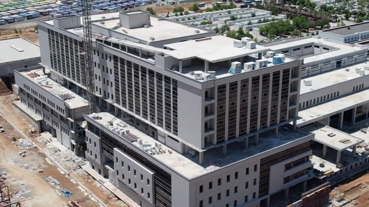 Depremin merkez üssünde hastane inşaatlarında son durum ne?