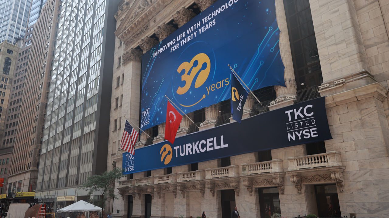 New York Borsa Binası'nda Türkiye ve Turkcell bayrakları dalgalandı