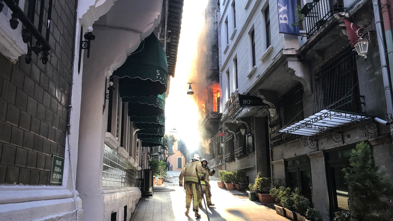 Beyoğlu'nda yangın sırasında patlama!