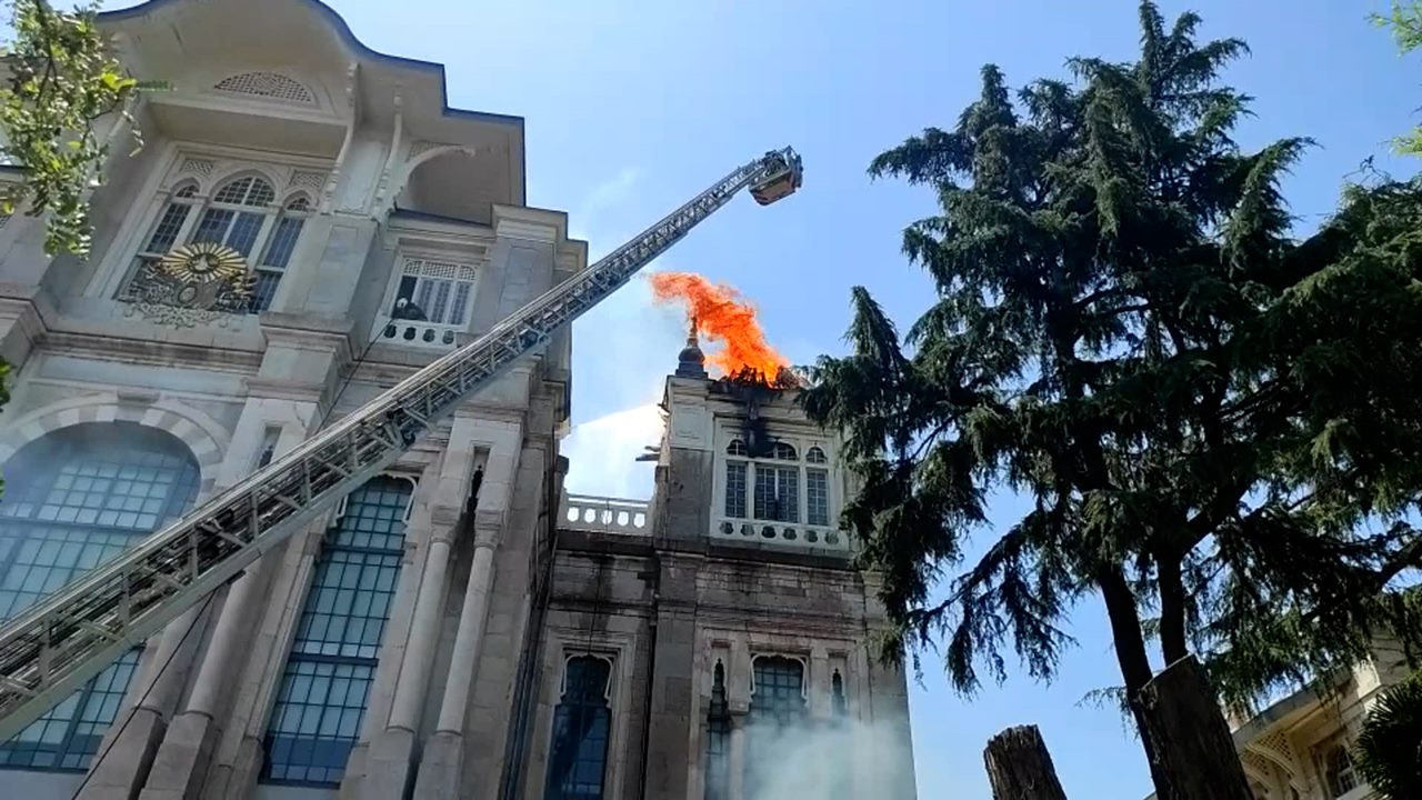 Sağlık Bilimleri Üniversitesi'nin tarihi binasında yangın