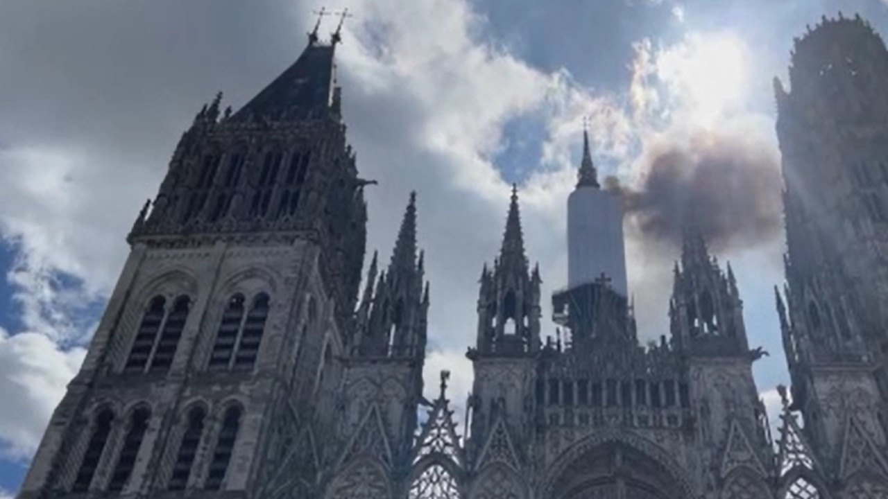 Tarih katedralden dumanlar yükseldi