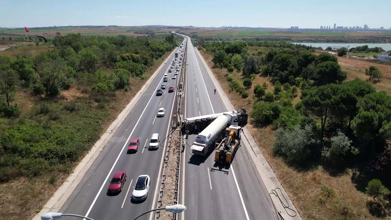 TEM Otoyolu'nda tanker devrildi, İstanbul istikametinde trafik tamamen durdu