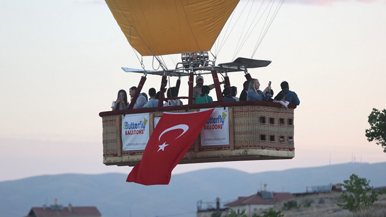 Kapadokya'da balonlar Türk bayrağı ile havalandı