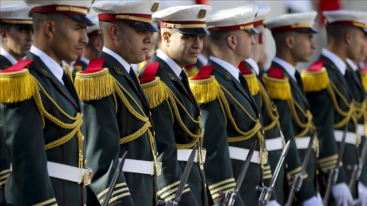 Cezayir'de bir ilk: Askeri personel sivil görevlere atanabilecek