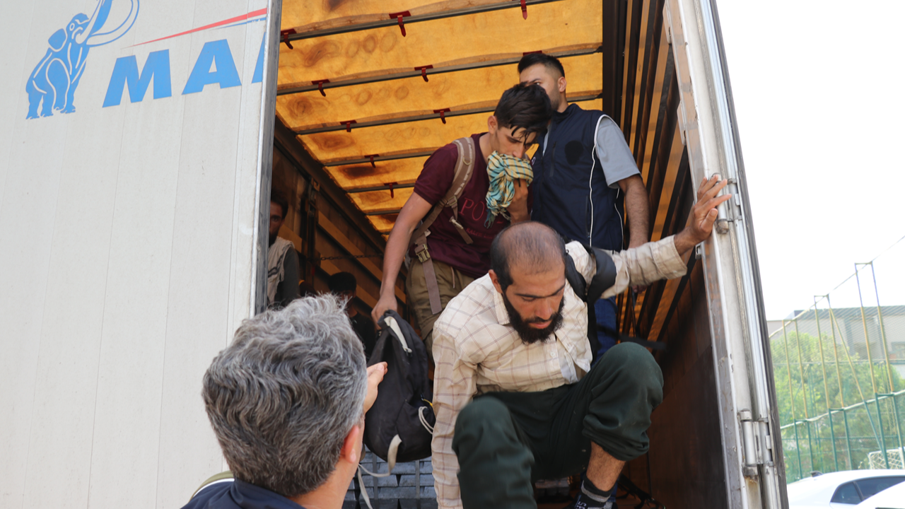 Alüminyum yüklü tır dorsesinde 23 kaçak göçmen yakalandı
