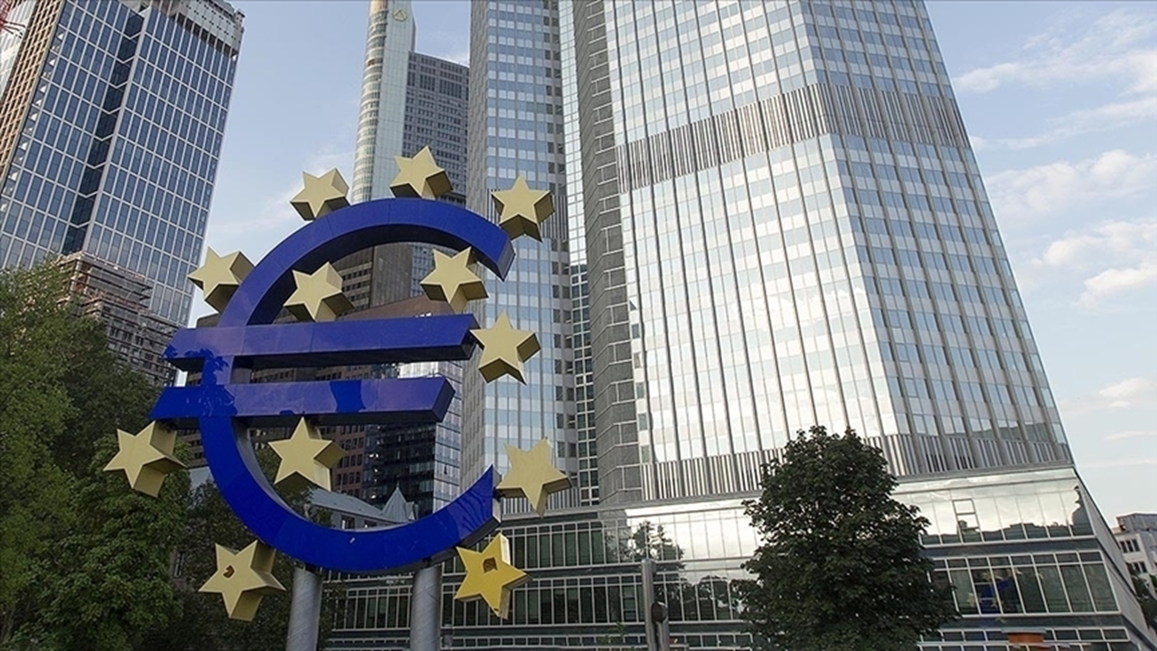 Euro Bölgesi'nde sanayi üretimi aylık yüzde 0,8, yıllık yüzde 2,5 oranında geriledi