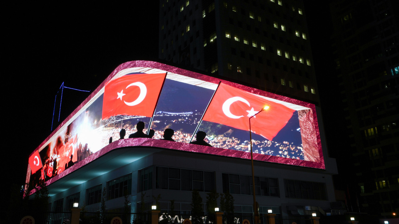 Cumhurbaşkanı Erdoğan'ın 15 Temmuz mesajı, İletişim Başkanlığı'ndaki dijital ekranda