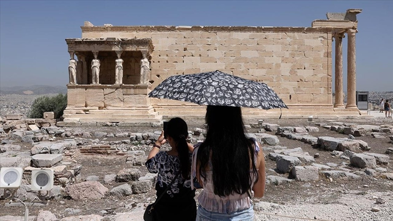 Aşırı sıcaklar Akropolis'i kapattı