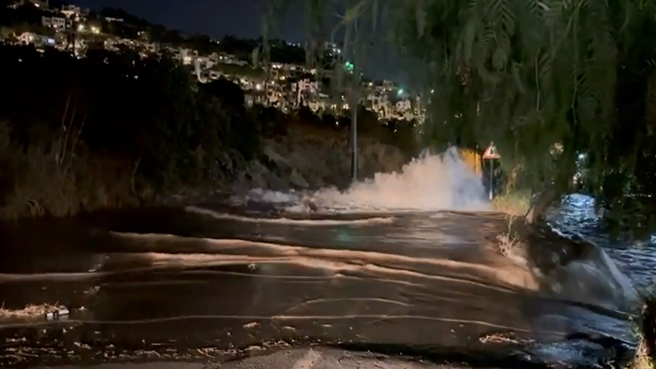 Su hattındaki patlama nedeniyle Bodrum'da yol çöktü