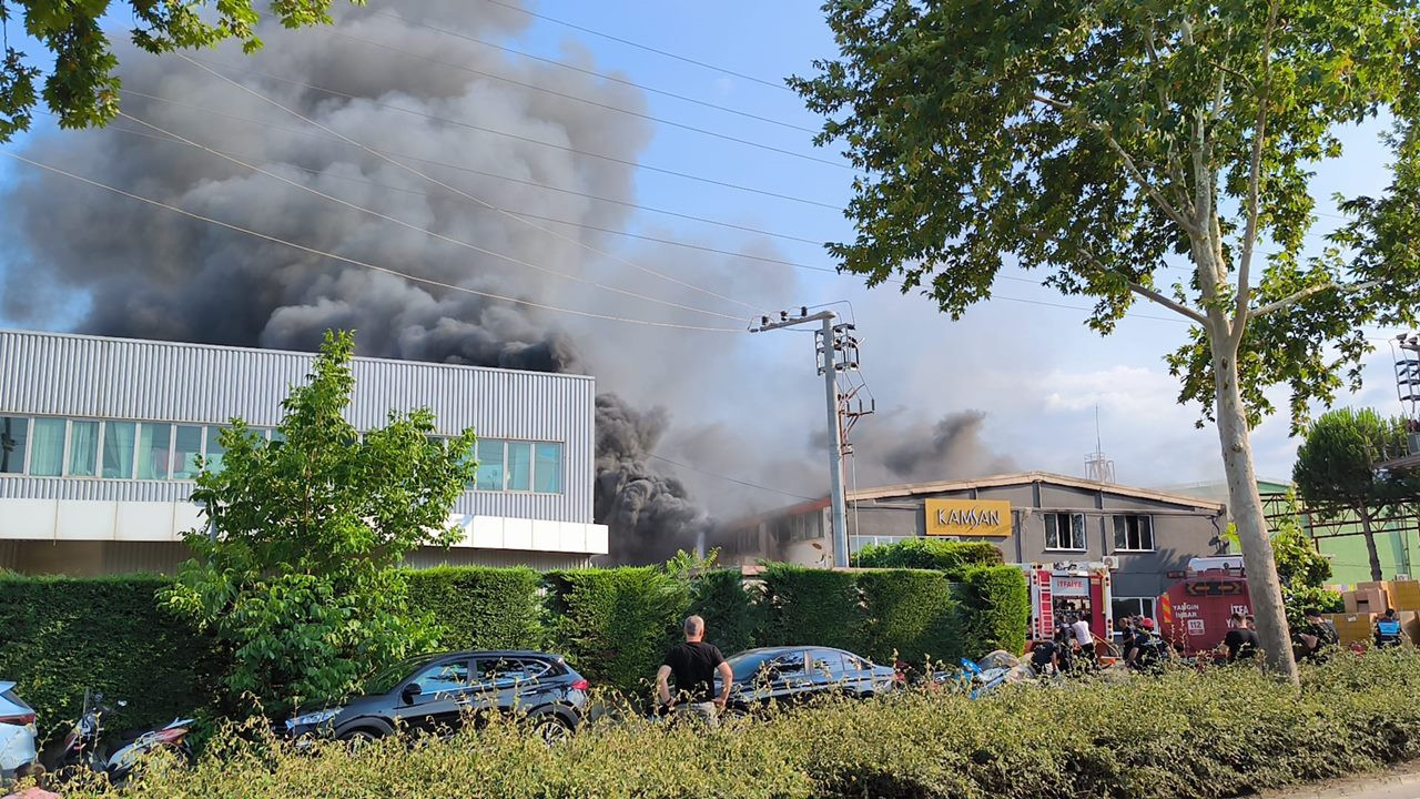 Bursa'da sandalye fabrikasında yangın!
