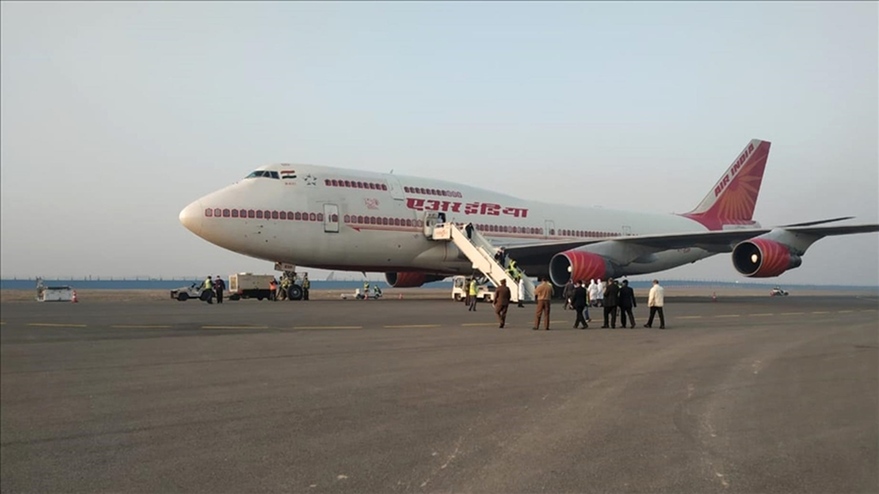 Air India yolcu uçağı Rusya'ya acil iniş yaptı
