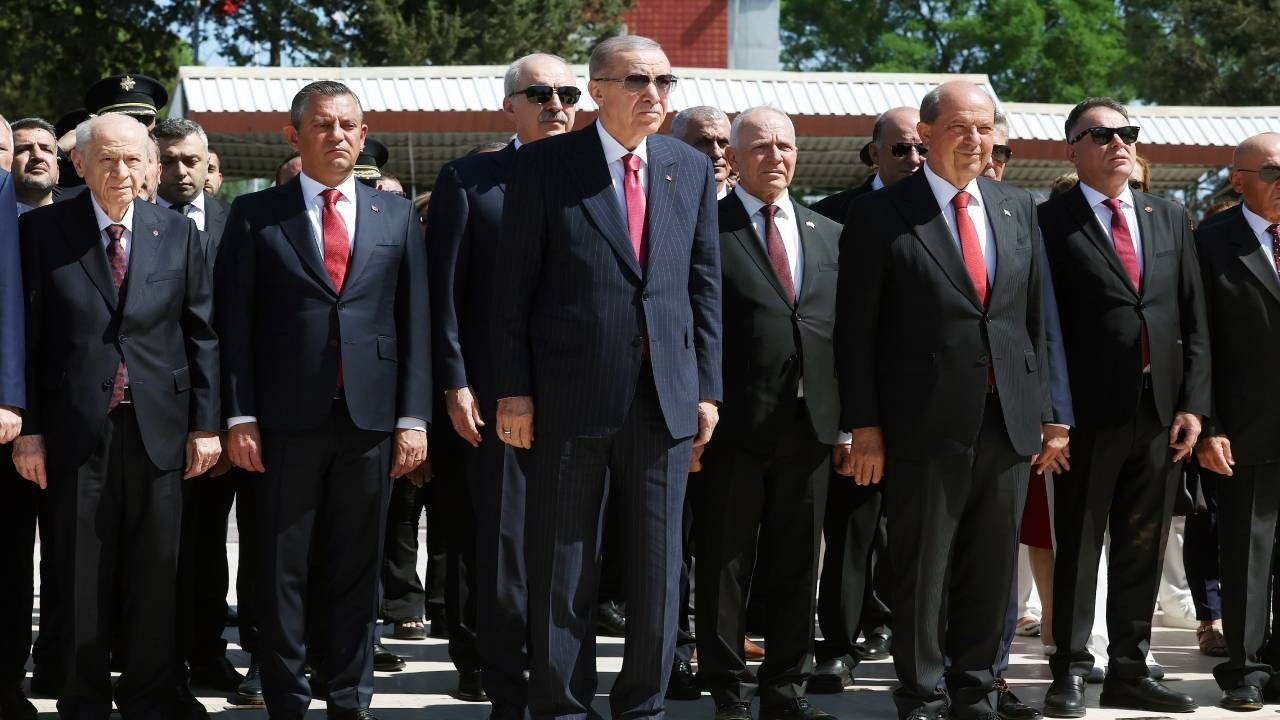 Erdoğan KKTC'de Atatürk Anıtı'na çelenk bıraktı, özel defteri imzaladı