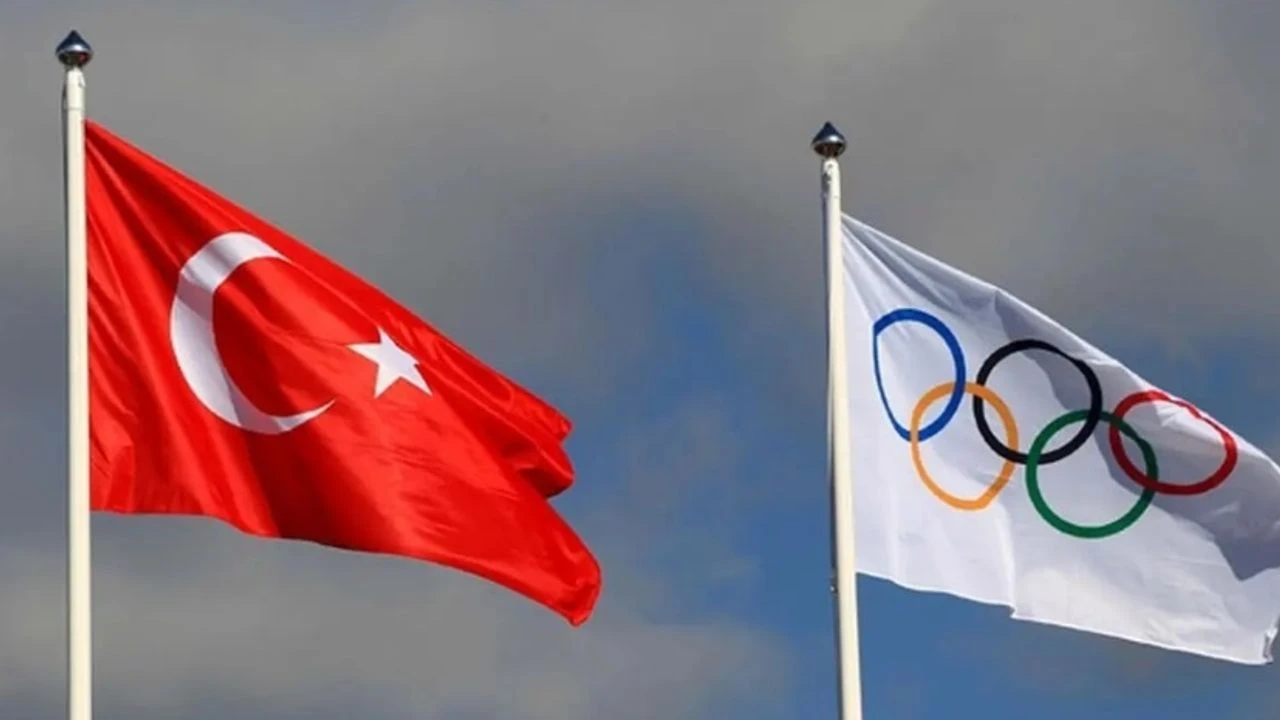 Türk bayrağını törende taşıma görevi, Busenaz Sürmeneli ve Mete Gazoz'un