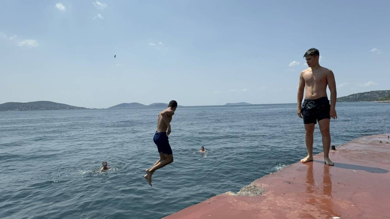 Nemli ve sıcak havadan bunalan İstanbullar sahillere koştu