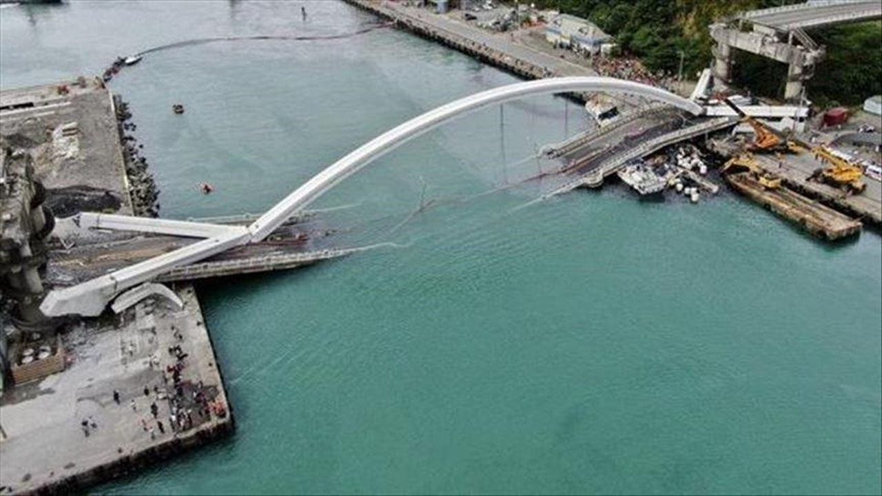 Çin'de köprü çöktü! Araçlar suya düştü... 12 ölü, 31 kayıp