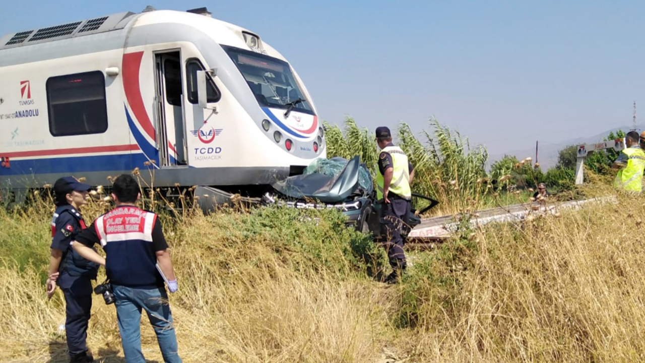 İzmir'de trenin çarptığı araçtaki 3 kişi hayatını kaybetti