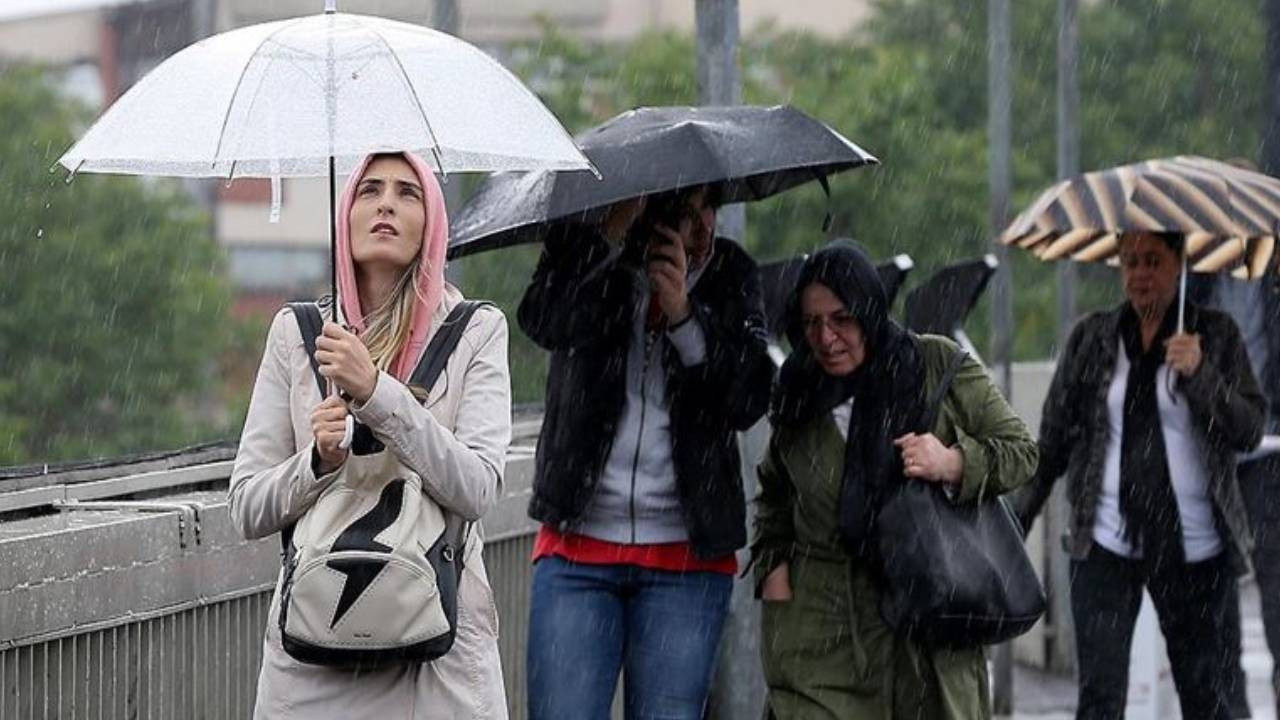 AKOM İstanbul için saat verdi: Gök gürültülü sağanak geliyor