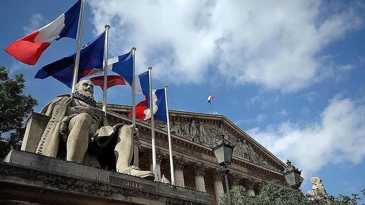 Fransa'da sol, ağustos ortasına kadar yeni bir hükümet kurulmaması kararına tepki gösterdi