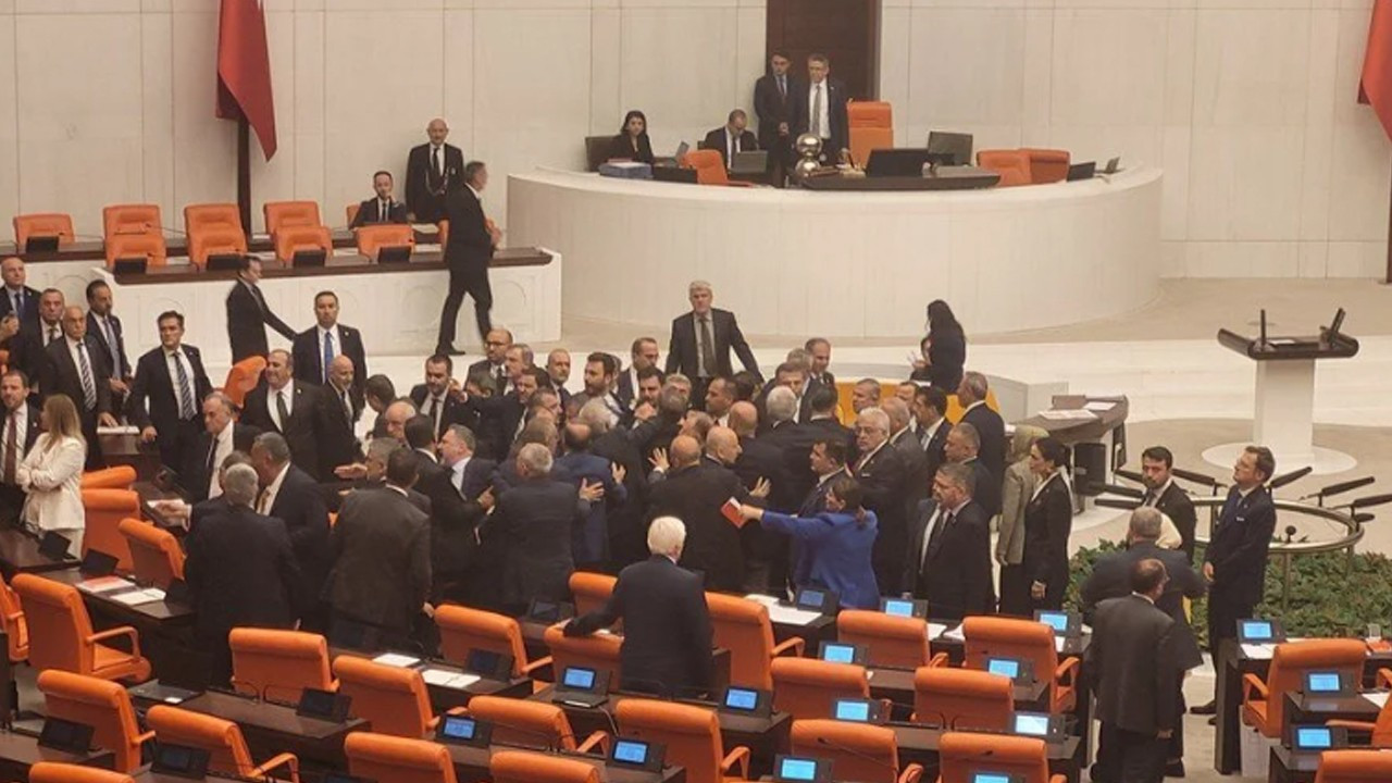 Meclis'te kavga: Vekiller birbirine girdi