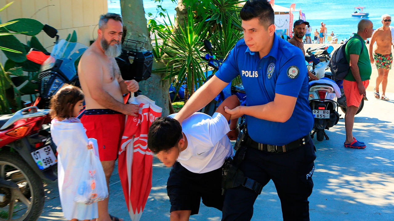 Antalya'da plajı karıştıran olay: Balta ve neşterle polise direndiler