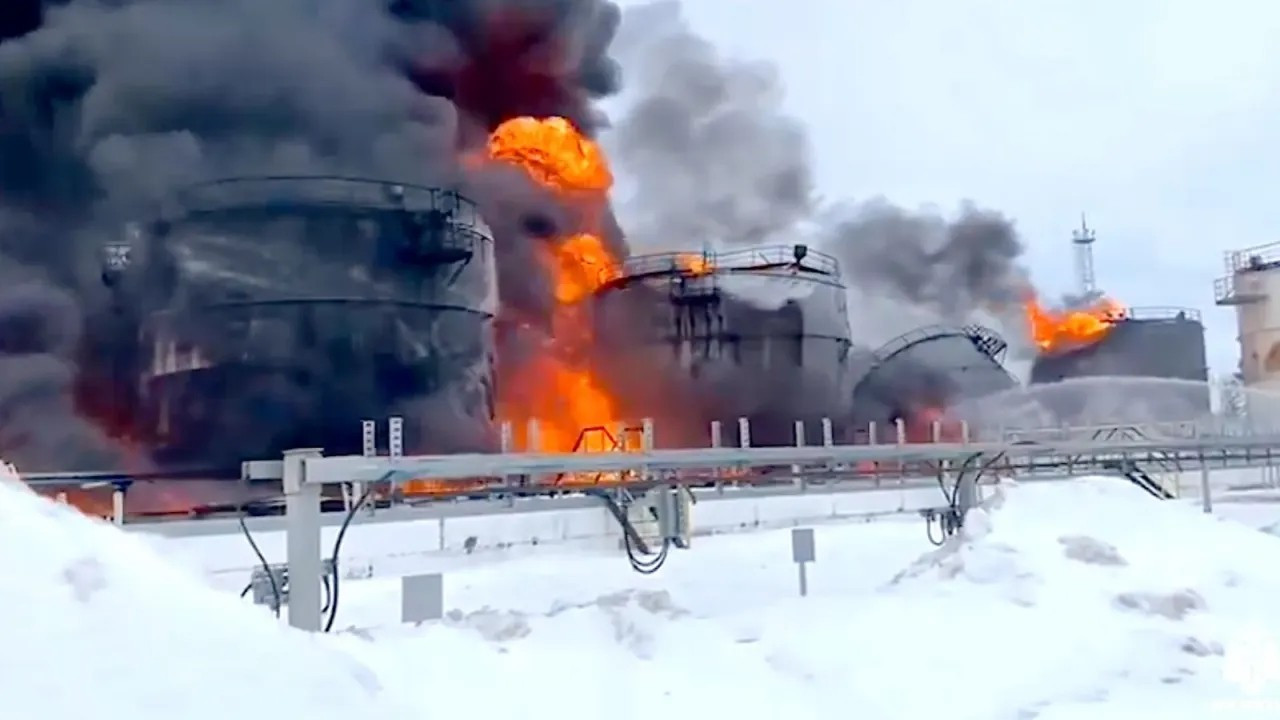 Ukrayna, Rusya'ya ait petrol deposunu vurdu