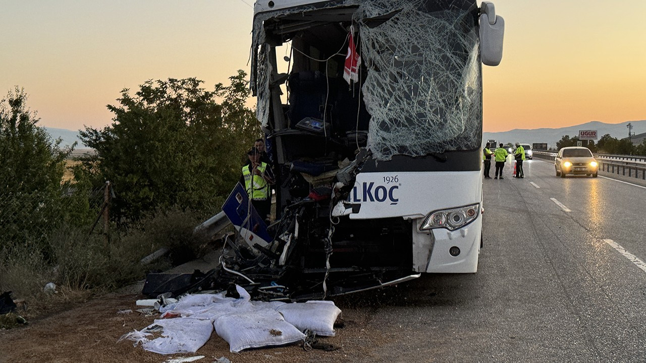 Afyonkarahisar'da yolcu otobüsü ile kamyon çarpıştı: 1 ölü, 9 yaralı