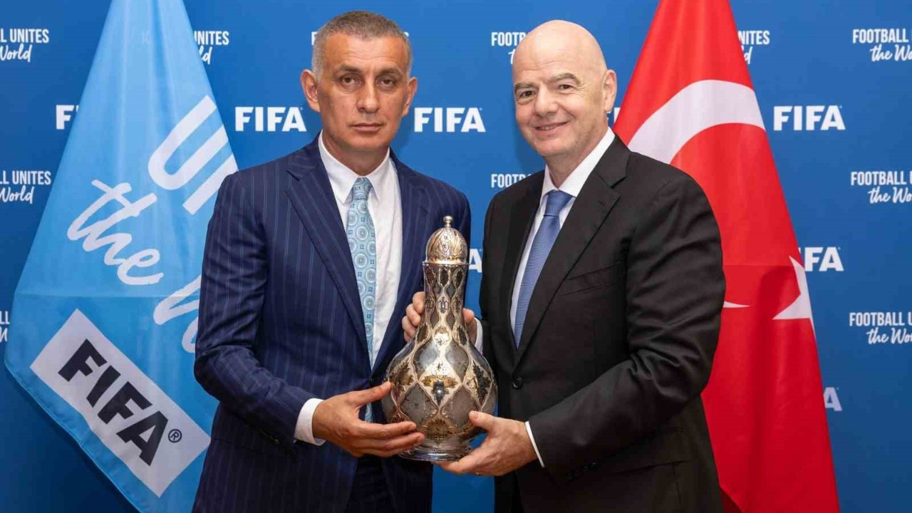 TFF Başkanı Hacıosmanoğlu, FIFA Başkanı Infantino ile Paris'te bir araya geldi