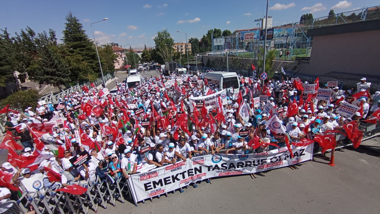 Memur-Sen Konfederasyonu'na bağlı sendikalar Bolu'dan başlattıkları yürüyüşü Ankara'da sonlandırdı