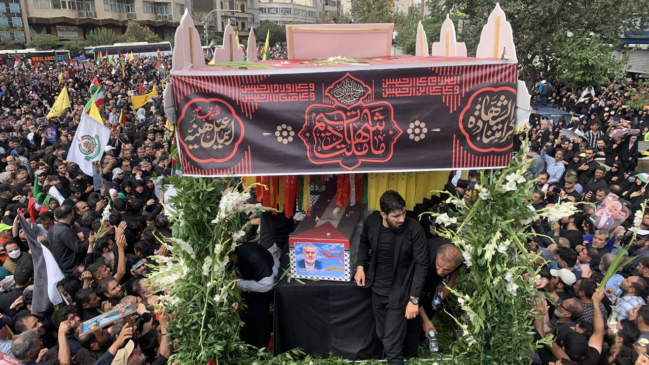 İsmail Heniye'nin Tahran'daki cenazesine binler katıldı: 'Cinayete karşılık vereceğiz'