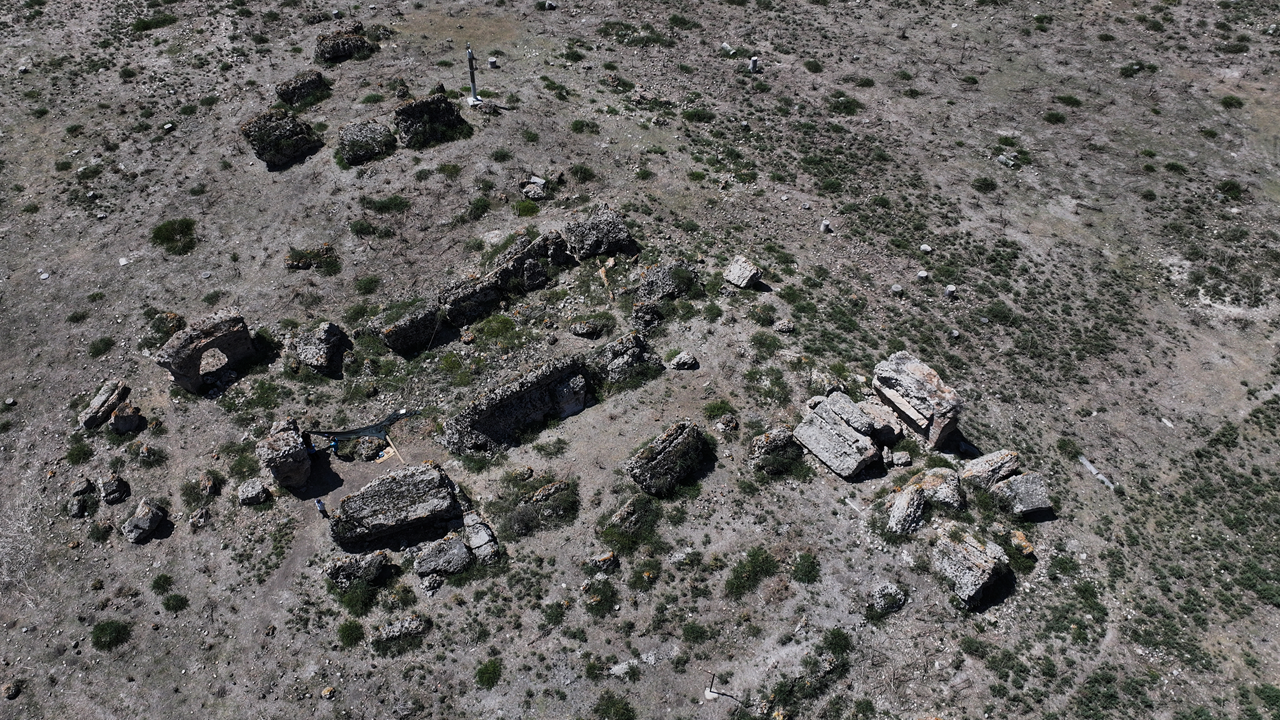 Bakan Ersoy, Anavarza'da bulunan cami kalıntılarını değerlendirdi