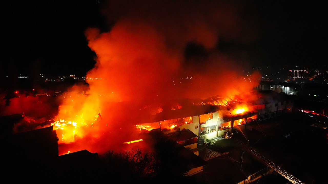 Avcılar'da fabrika yangını: Müdahale sürüyor
