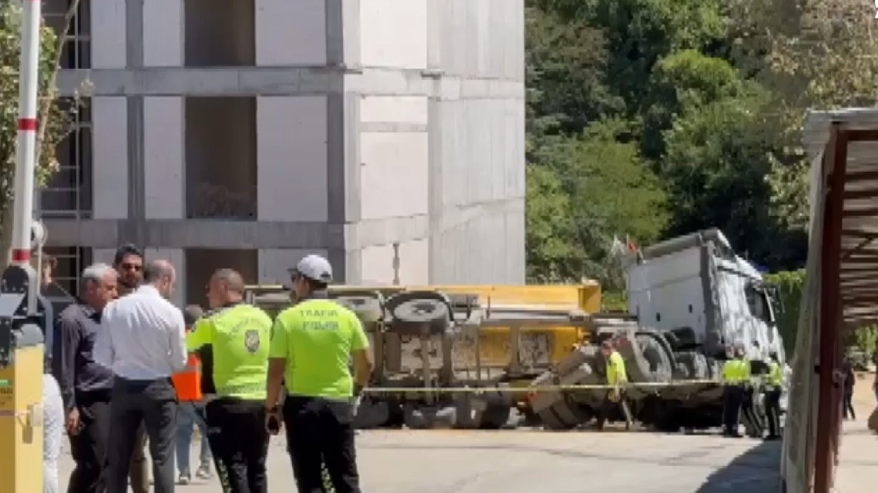 İstanbul'da yan yatan hafriyat kamyonunun altında kalan işçi öldü