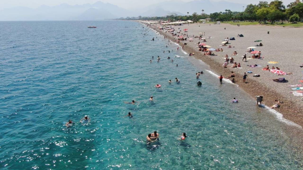 Antalya'da nem yüzde 80'i buldu, sahiller doldu