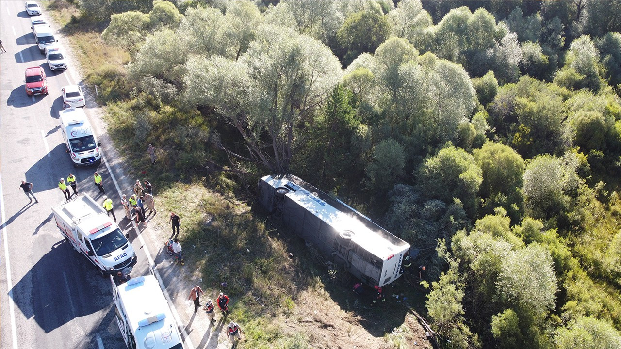 Erzincan'da yolcu otobüsü devrildi: 14 yaralı