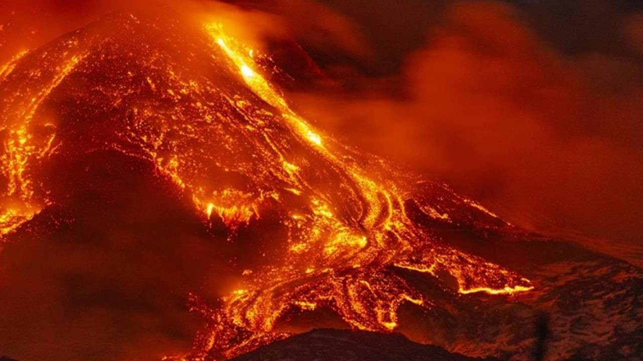 Etna Yanardağı lav püskürtmeye başladı: Uçuşlarda aksaklık