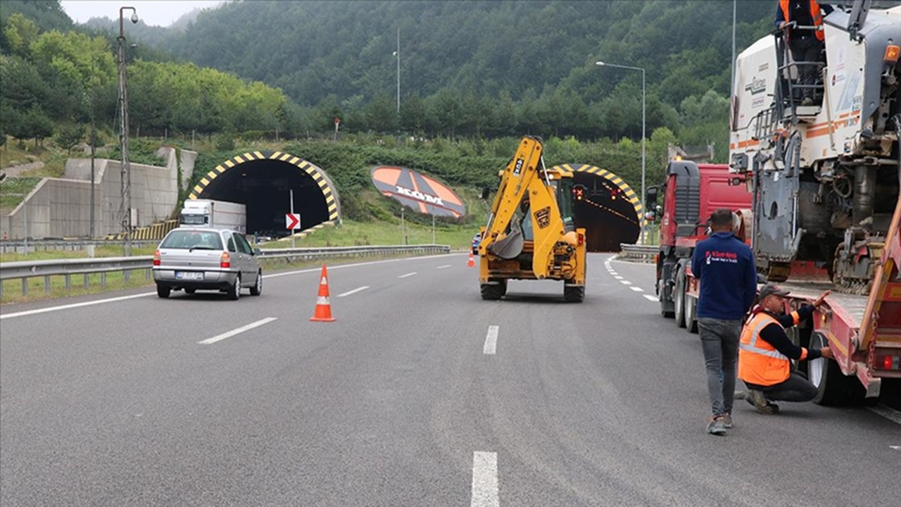 Anadolu Otoyolu'ndaki çalışma D-100 kara yolunu kilitledi